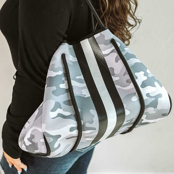 🎉 HOST PICK🎉 Glitzy Girlz Camo Neoprene Bag with Crossbody - Picture 1 of 5